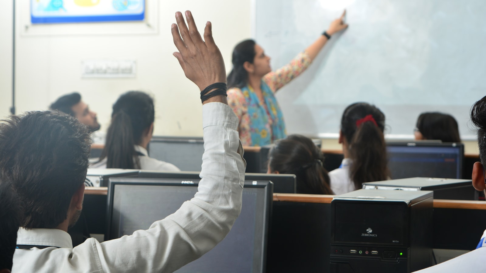 Enseignant et élèves dans une salle informatique